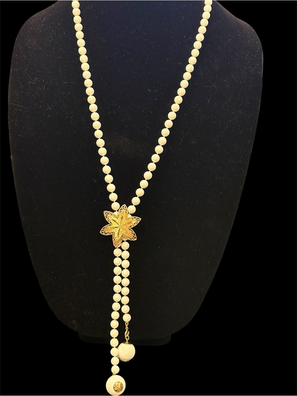 Sarah Coventry VTG White Charmer Gold Flower Accent White Bead Lariat Necklace